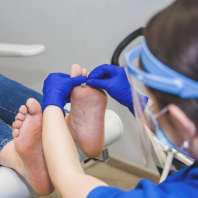 podolog opracowuje podeszwę stopy